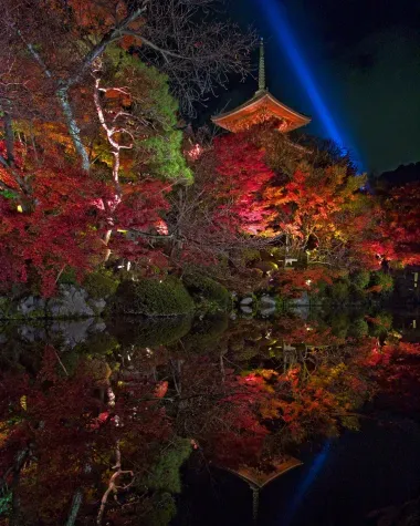 Reflet des illuminations sur l'eau, Kiyomizudera