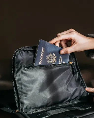 Passeport rangé dans un sac