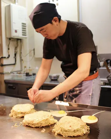 Zubereitung von Okonomiyaki nach Hiroshima-Art
