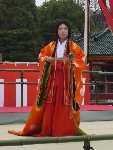 Une miko, prêtresse du shinto.