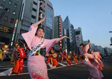 El desfile de apertura del Ueno Natsu Matsuri dura dos horas y media