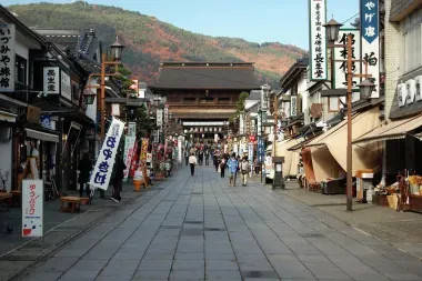Le temple Zenko-ji de Nagano et la rue Nakamise.