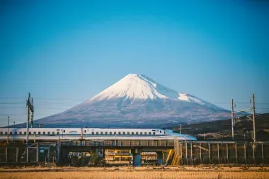 Le train à grande vitesse japonais Shinkansen passant devant le mont Fuji