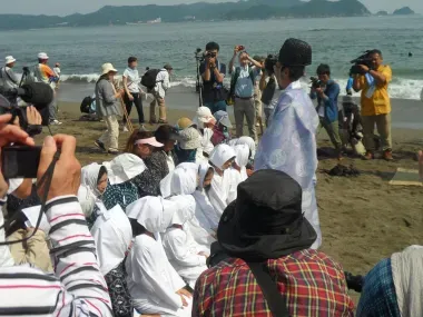 Un prêtre shinto bénit les ama avant la plongée