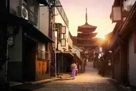 Llegada a Japón: Kyoto y la pagoda de Yasaka al sol naciente