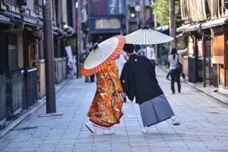 Couple dans une rue typiques du Japon médiéval