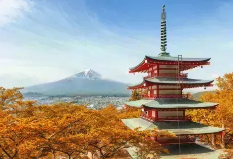 Le Mont Fuji avec pagode rouge en automne au Japon