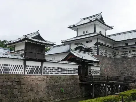 Goditi la natura e la storia nel parco del castello di Kanazawa, nel cuore della città