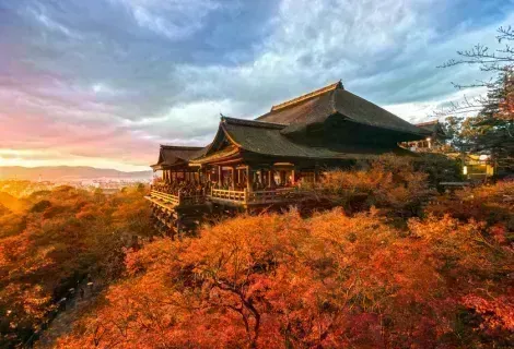 Tempio di Kiyomizu-dera a Kyoto, durante le foglie d'autunno