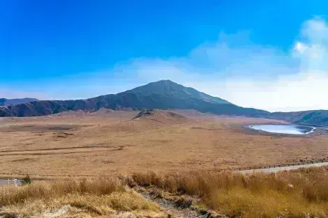 Il monte Aso sull'isola di Kyushu è il più grande dei vulcani del Giappone, ma anche uno dei più attivi.