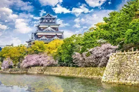 Hiroshima Schloss, berühmt für Kirschblüte