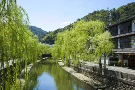 Angenehmer Kanal im Zentrum des Dorfes Kinosaki onsen, Japan