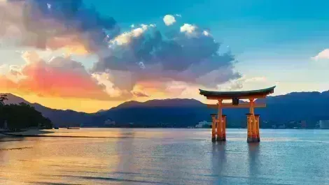 Dieses berühmte zinnoberrote Torii-Tor befindet sich am Eingang zur Insel Miyajima vor der Küste von Hiroshima