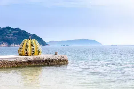 Calabaza amarilla de Yayoi Kusama, símbolo de Naoshima, la isla artística en el Mar Interior de Japón