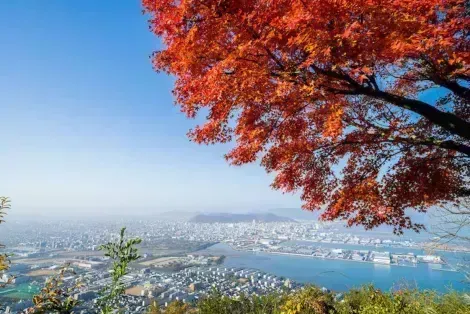 Die Stadt Takamatsu am Binnenmeer mit Blick auf die Insel Naoshima ist einen Besuch wert