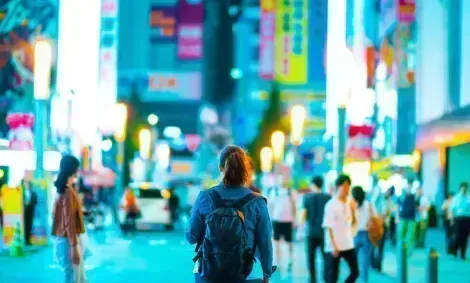 Solo Frau in Shinjuku, Tokio