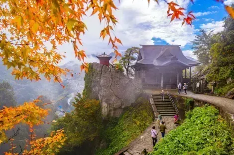 Templo de la montaña Yamadera en Yamagata, Japón, durante el otoño