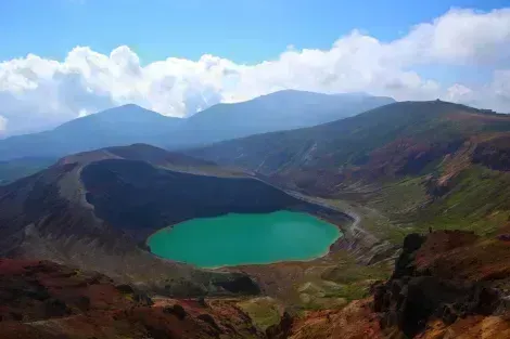 Lago del cráter en Zao Onsen, Tohoku, Japón