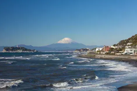 Mount Fuji vom Enoshima Strand in Kamakura Küste, in der Nähe von Tokio