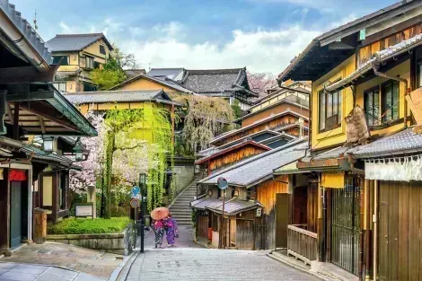 Alte Straßen in Gion, traditionelles Kyoto-Viertel: ein Muss bei einem Besuch in Kyoto