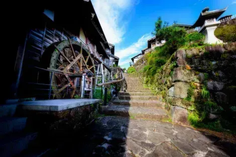 Wanderweg entlang der alten Nakasendo-Straße zwischen Magome und Tsumago in den japanischen Alpen