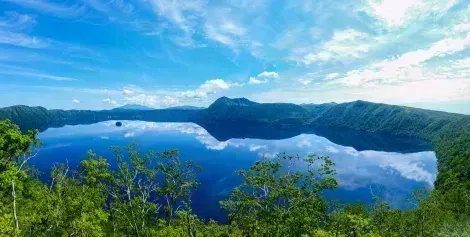 Il lago del cratere a Hokkaido