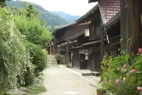 Façades en bois dans le village traditionnel japonais de Tsumago, au coeur des Alpes Japonaises