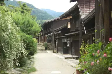 Alte traditionelle Häuser im Dorf Tsumago im Herzen der japanischen Alpen