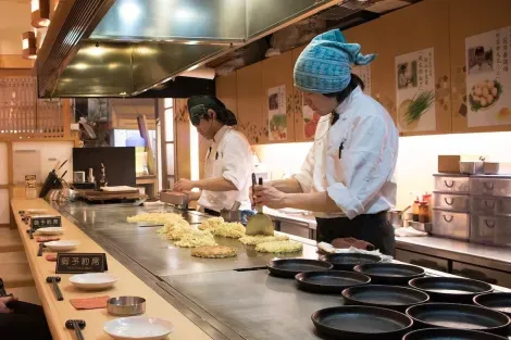 El okonomiyaki de Hiroshima, la especialidad local