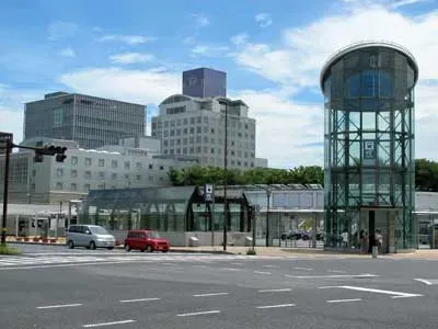 La estación Tsukuba está cerca del Parque Chūō y del Centro de Convenciones