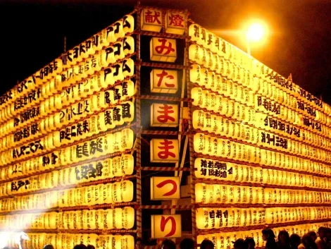 Le ventimila luci che illuminano il santuario Yasukuni Jinja a Tokyo danno nome al Mitama Matsuri, la festa delle lanterne.