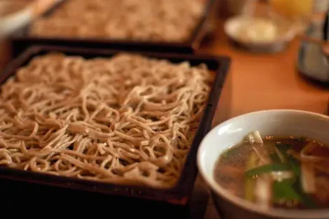 Il menù di Honmaru An a Roppongi ha una vasta selezione di soba e tempura (frittelle di verdure o di pesce) e una raffinata selezione di sake e shochu.