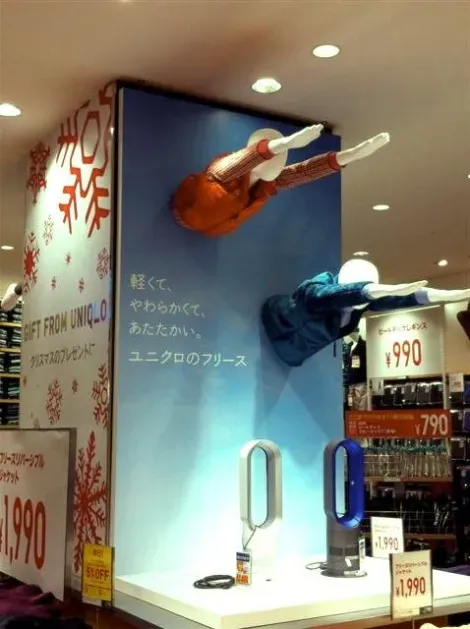 Las tiendas Uniclo y Bic Camera, dos marcas creativas que han creado un híbrido muy original: Bicqlo en Shinjuku.