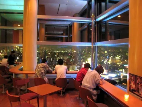 Avec la Asahi Sky Room, les visiteurs peuvent boire un coup en contemplant Tokyo d'en haut.