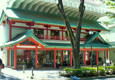 El Oriental Bazaar en la avenida Omotesando llama la atención con su fachada rojo y verde. 