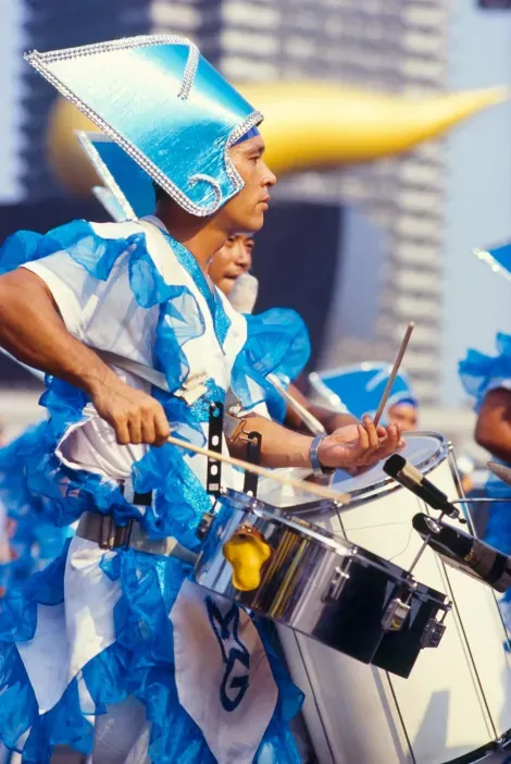 Desfiles de Batukada (tambores) animal al festival de samba de Asakusa.