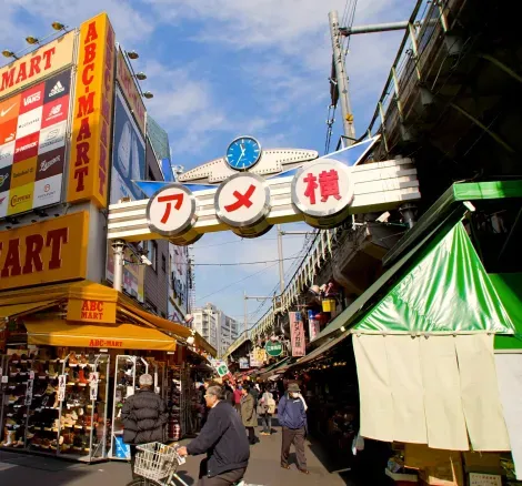 Le célèbre portique qui marque l'entrée de l'avenue Ameya Yokochô à Ueno.