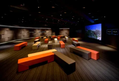 La salle de projection circulaire du Sony Center à Ginza est l’occasion de garder le souvenir d’un Tokyo ultra-électronique.