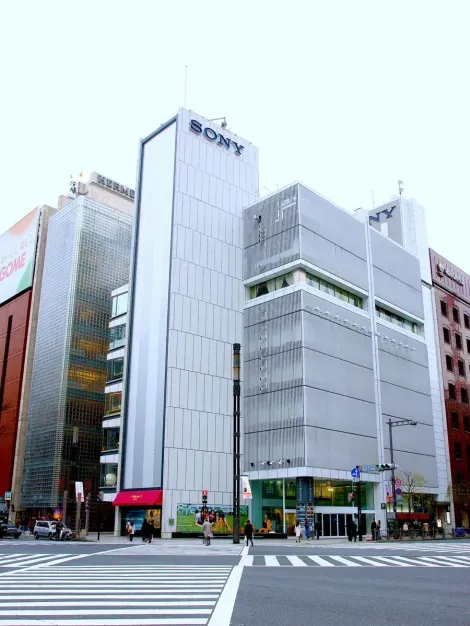Le building du Sony Center dans le quartier de Ginza.