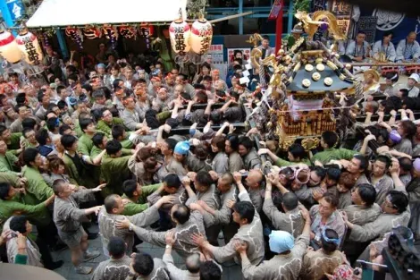 Il corteo religioso comincia Sabato pomeriggio, quando un centinaio di mikoshi secondari si riuniscono nel santuario Asakusa.