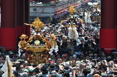 Sanja Matsuri è l'occasione per fare sfilare gli altari sacri (Mikoshi), in onore dei tre fondatori del tempio.