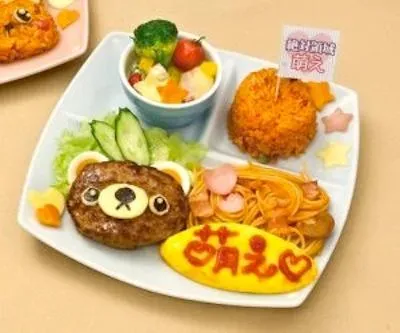 Pour garder l'ambiance bonne enfant propose aux maid café, comme le @Home Cafe de Tokyo, même les plats sont kawaii (mgnon).