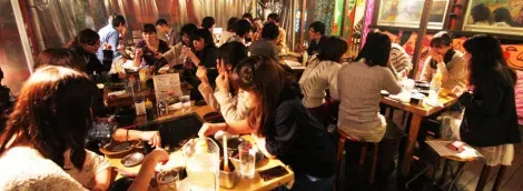 Al Sakura's Tei di Harajuku, sono gli stessi clienti a comporre il proprio okonomiyaki.