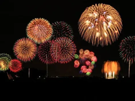 Todos los años, a mediados de julio, los fuegos artificiales iluminan el Sumida. 