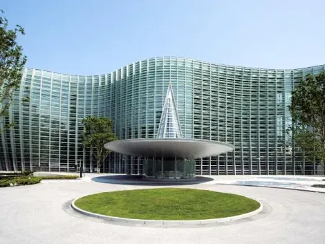 Come un'ondulazione architettonica, la facciata del Centro nazionale d'arte di Tokyo è stato progettato da Kisho Kurokawa.