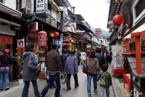 Calle comercial Omotesando en Miyajima.