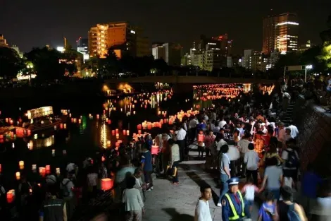 Lámparas de la ceremonia memorial sobre el río Motoyasugawa.