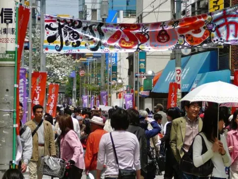Las calles de Yokogawa durante el Festival Fushigi-ichi. 