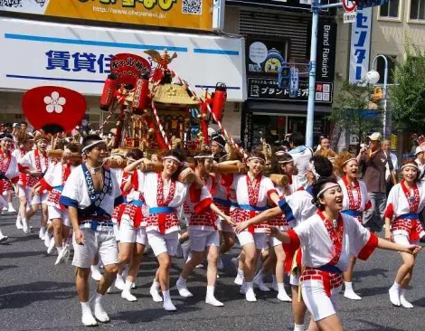 El desfile del festival Tenjin Matsuri.