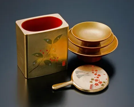 Uno de los objetos de arte cubiertos en oro del museo de la hoja de oro Yasue.
